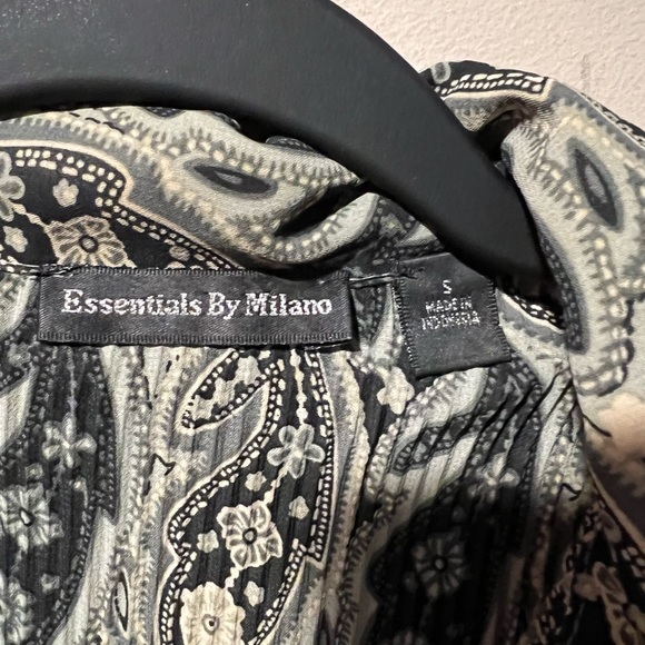 Essentials by Milano Black & Green Tones Leaf/Floral Print l/s Top sz S - Picture 2 of 15